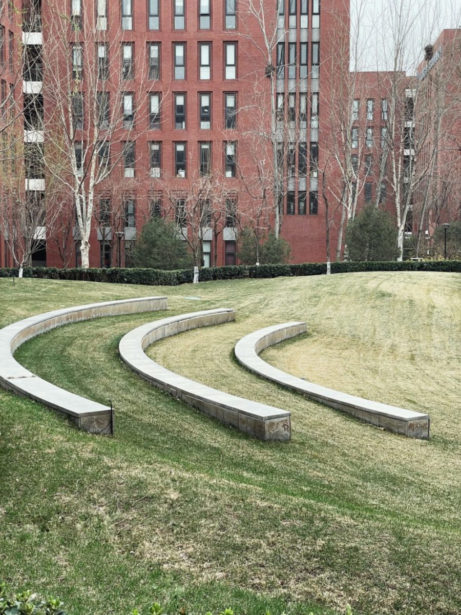 Campus représentant un amphithéâtre dans l'herbe