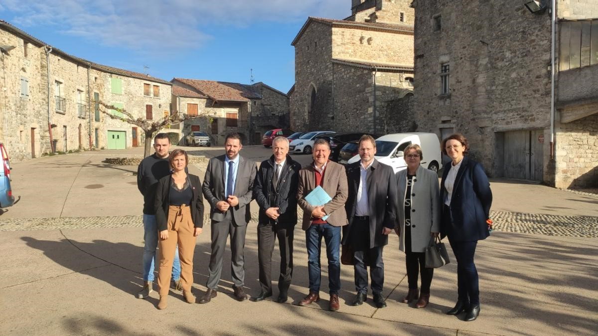 Les élus du département de l'Ardèche et une partie de la gouvernance de l'UCBL et la Directrice des Include Campus