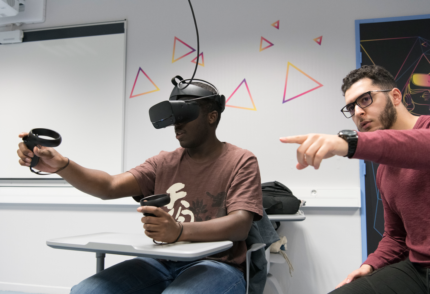 Etudiants avec casque de réalité virtuelle