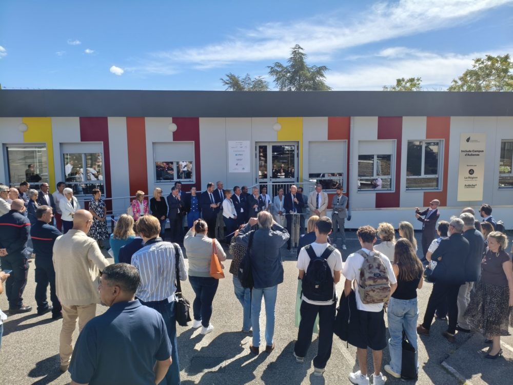 Bâtiment du PASS Aubenas avec les étudiants, invités et élus devant pour l'inauguration